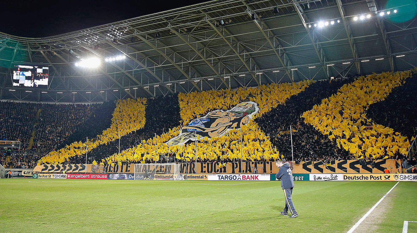 Dynamo-Fans sind hochmotiviert: "Heute walzen wir euch platt!" © 2015 Getty Images