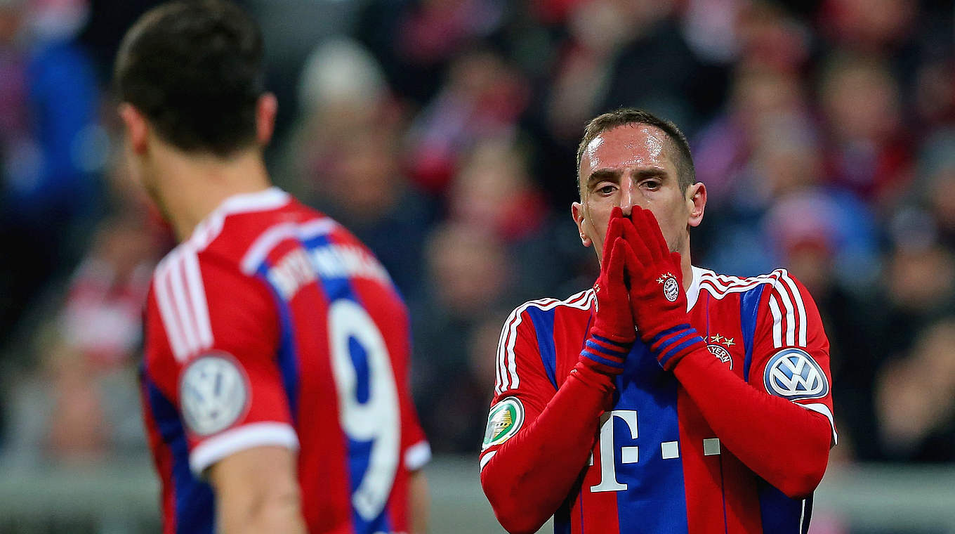 Ineffektiv: Franck Ribery und Robert Lewandowski (l.) harmlos vor dem Eintracht-Tor  © 2015 Getty Images