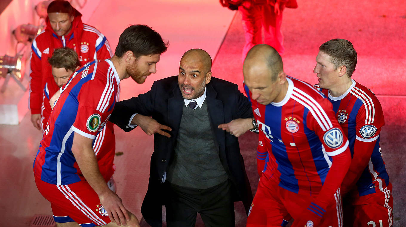 Im Kabinengang: Bayern-Coach Guardiola (3.v.r) gibt letzte Anweisungen © 2015 Getty Images