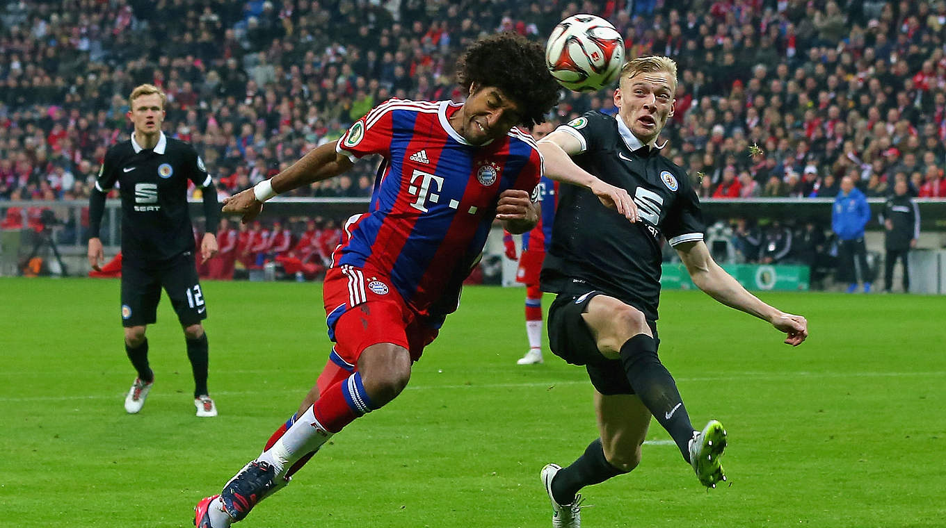 Druckvolle Bayern besiegen die Eintracht: Dante und Sauer (r.) im Duell © 2015 Getty Images
