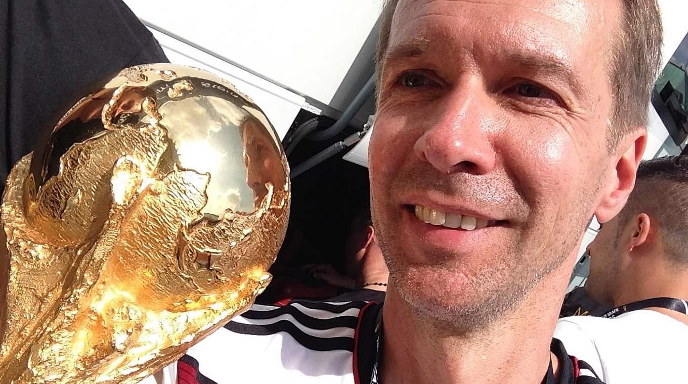 Großer Moment: Jens Garling mit dem WM-Pokal. © Privat