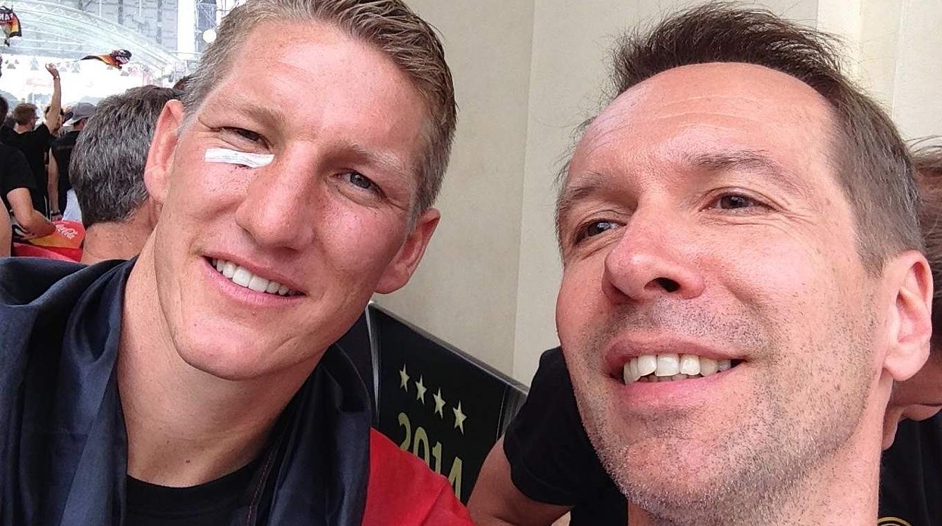 Tolle Erinnerung: Der Moderator mit Weltmeister Bastian Schweinsteiger. © Privat