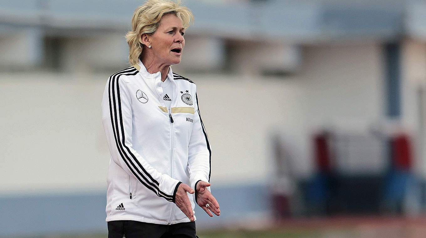 Stellt im Vergleich zum Schweden-Spiel acht Mal um: Bundestrainerin Silvia Neid © 2015 Getty Images