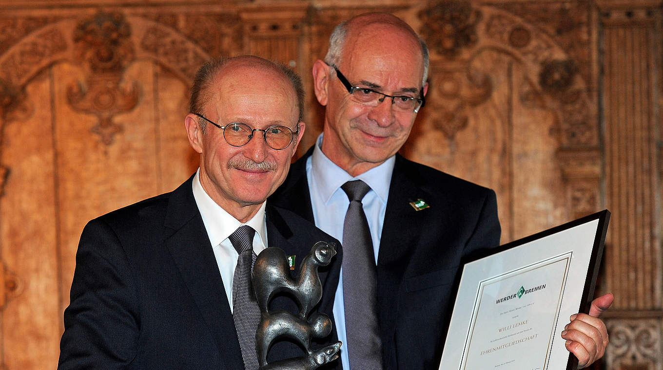 Ausgezeichnet: Willi Lemke (l.) erhält einen Award anlässlich Werders 111. Geburtstag © 2010 Getty Images