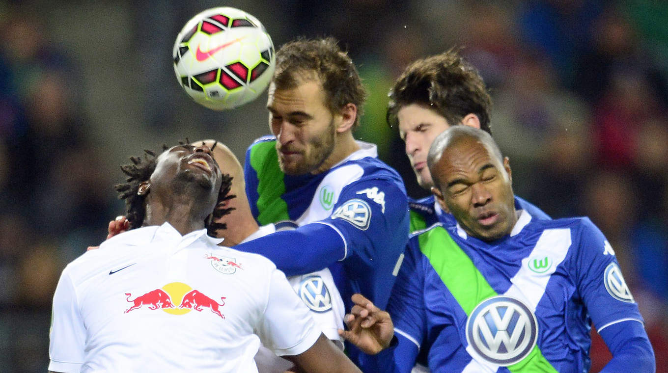 Hart umkäpft: Drei Wolfsburger und zwei Leipziger kämpfen um den Ball © 2015 Getty Images
