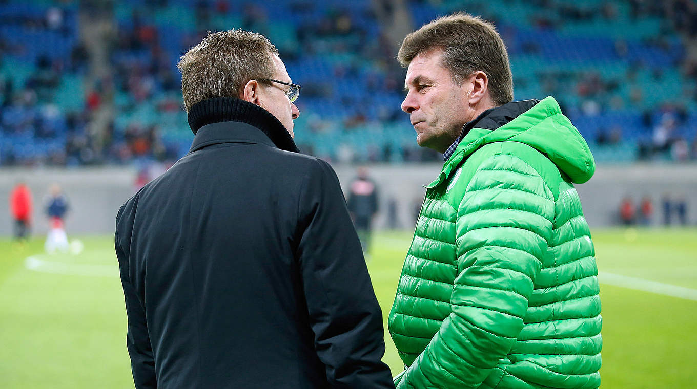 Freundschaftlich: Wolfsburgs Trainer Hecking (r.) im Gespräch mit Leipzigs Manager Rangnick vor dem Anpfiff © 2015 Getty Images
