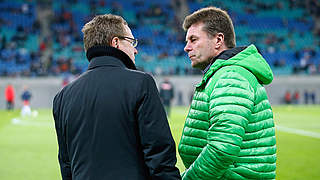 Freundschaftlich: Wolfsburgs Trainer Hecking (r.) im Gespräch mit Leipzigs Manager Rangnick vor dem Anpfiff © 2015 Getty Images