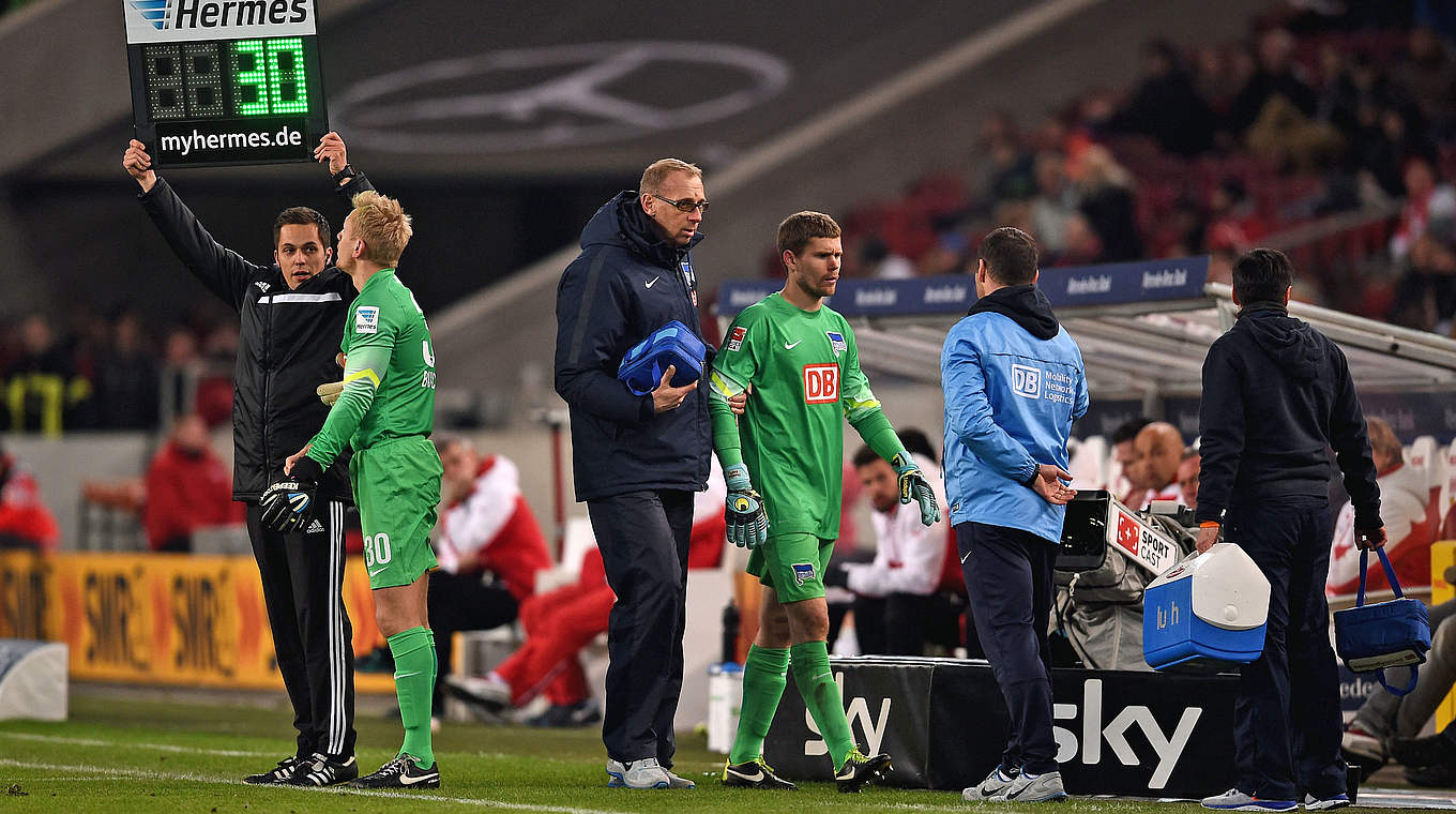 Musst kurz vor Schluss verletzungsbedingt vom Feld: Herthas Thomas Kraft (3. v. r.) © 2015 Getty Images