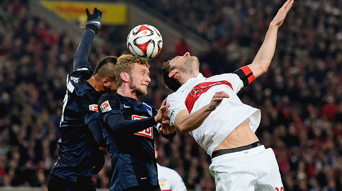 Luftduell: Christian Gentner (r.) und Fabian Lustenberger (M.) © 2015 Getty Images