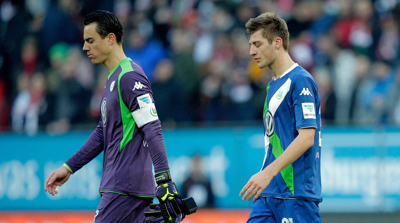 Erste Niederlage nach 15 Pflichtspielen: Wolfsburg mit Benaglio und Knoche (v.l.) © 2015 Getty Images