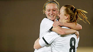 Erfolgreicher Auftritt gegen Italien: Madeline Gier (l.) und Jennifer Gaugigl freuen sich © 2015 Getty Images