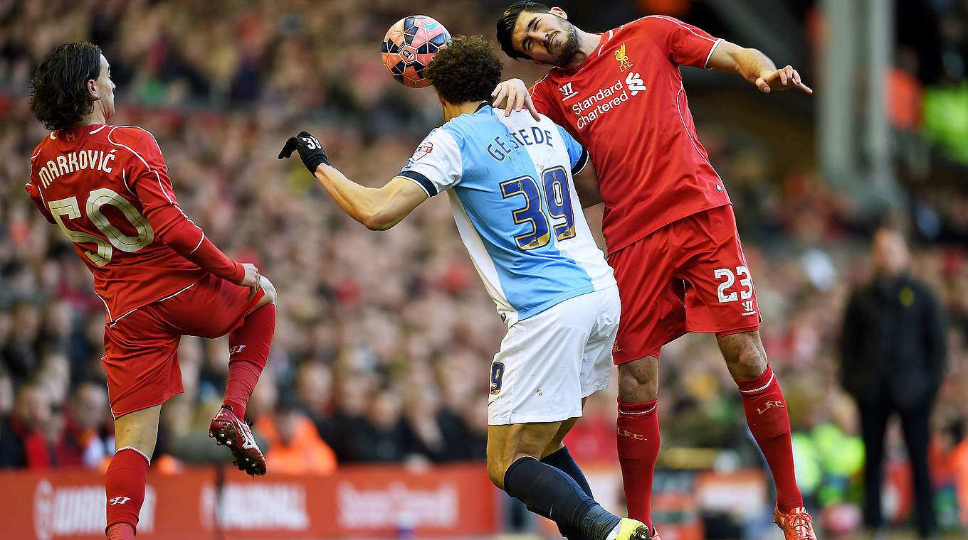 Klärt mit dem Kopf: Liverpools Emre Can (r.)  © 2015 Getty Images