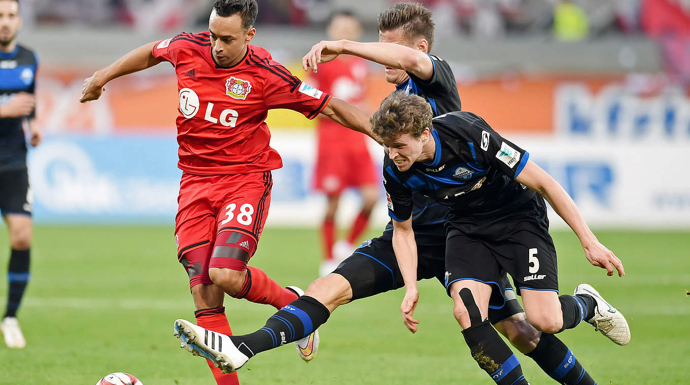 Setzt sich gegen zwei Gegenspieler durch: Nationalspieler Karim Bellarabi © 2015 Getty Images