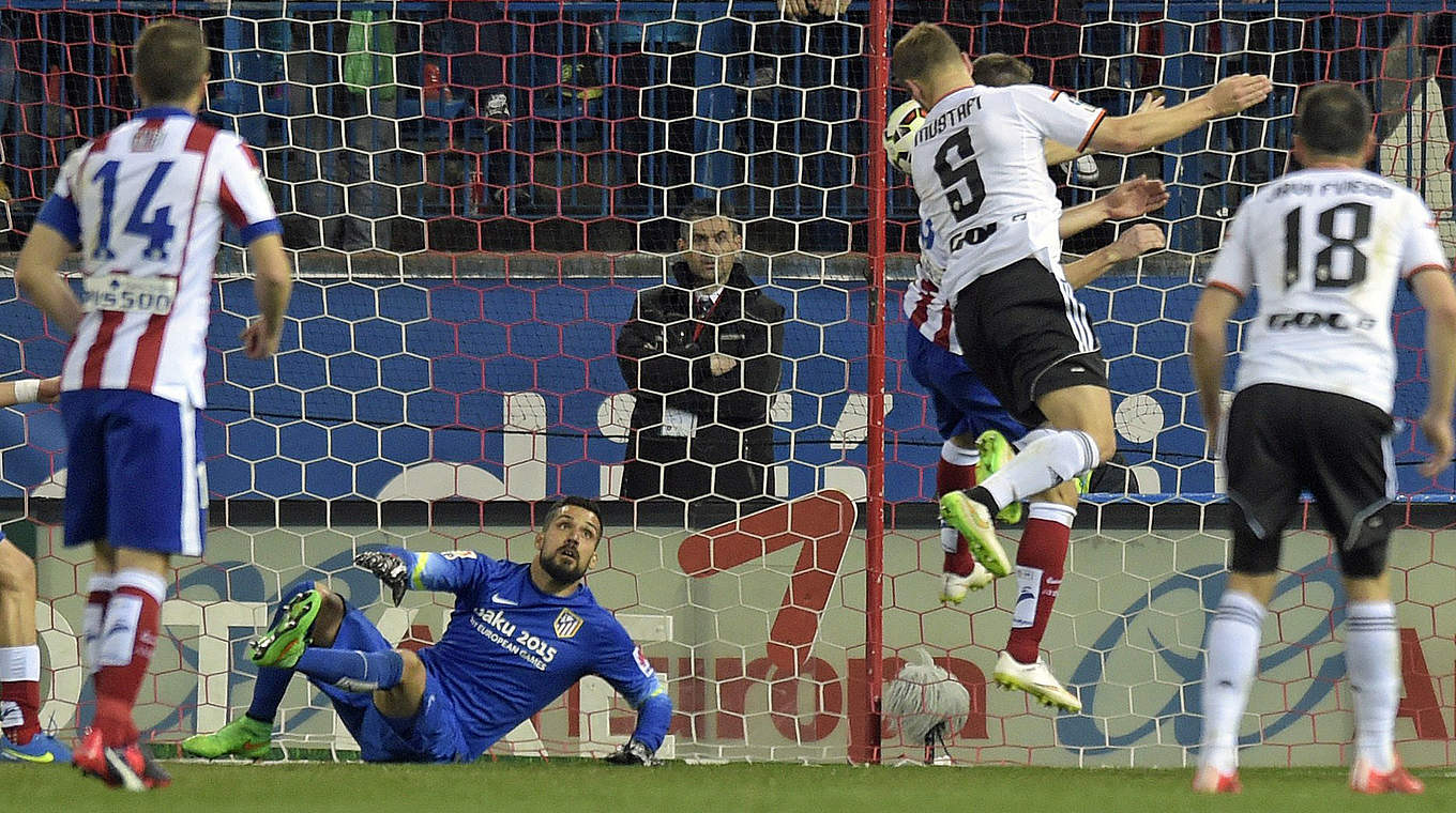 Trifft zum 1:1 für den FC Valencia: Weltmeister Shkodran Mustafi (2.v.r.) © AFP/GettyImages