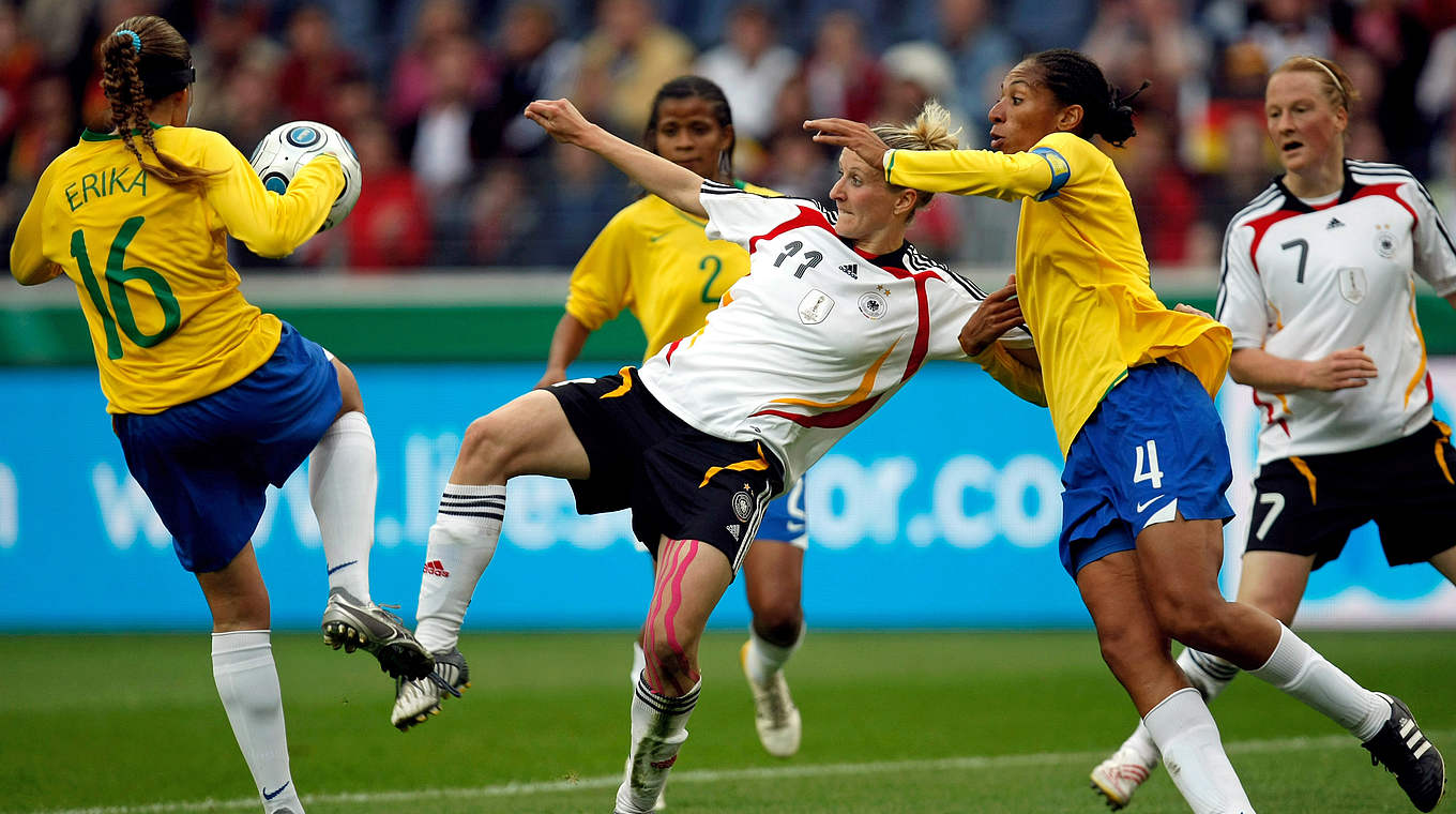 Anja Mittag (M.) vor Brasilien-Duell: "Wir freuen uns auf diese Weltklassemannschaft" © 2009 Getty Images
