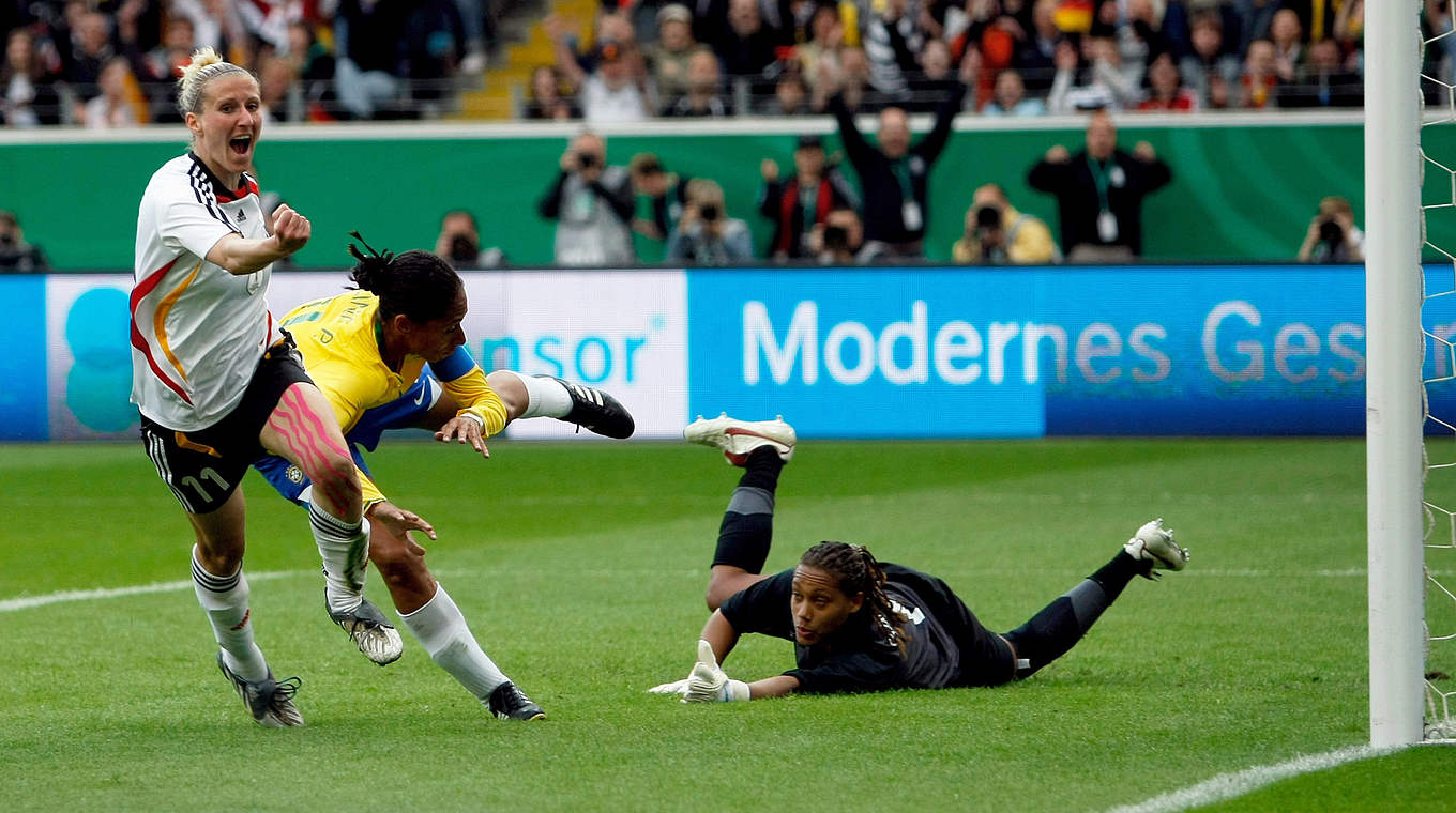 "Tolles Gefühl vor 45.000 Zuschauern": Anja Mittag (l.) trifft 2009 gegen Brasilien © 2009 Getty Images