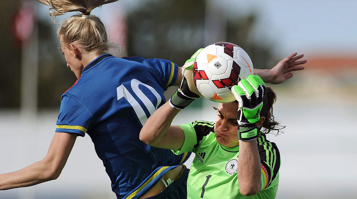 Pausiert nach grippalem Infekt noch einmal: Torfrau Nadine Angerer (r.) © AFP/Getty Images