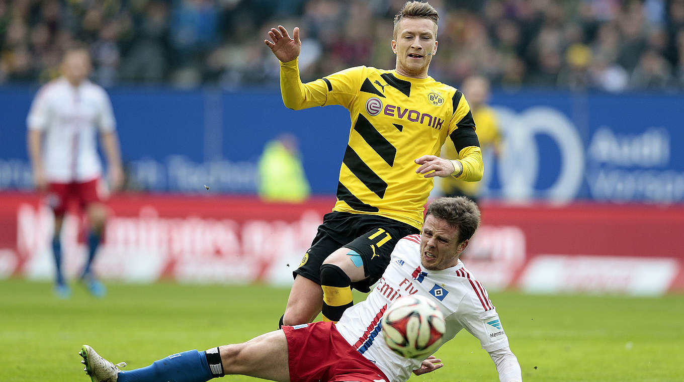 Hartes Einsteigen beim 0:0: HSV-Profi Müller (r.) grätscht gegen Dortmunds Reus © 2015 Getty Images