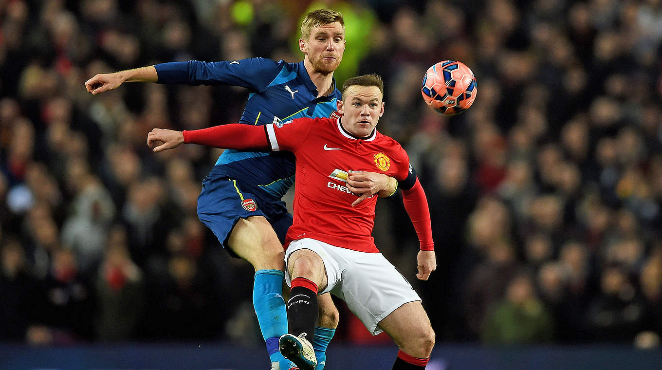 Per Mertesacker keeps Wayne Rooney at bay © 2015 Getty Images