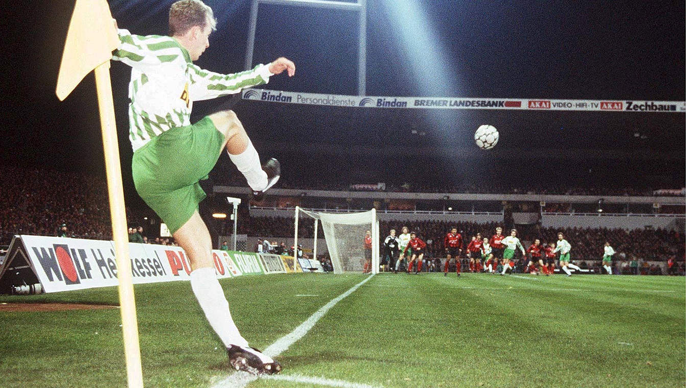 Tor per Eckball: Mario Basler trifft 1995 für Werder Bremen gegen den SC Freiburg © 