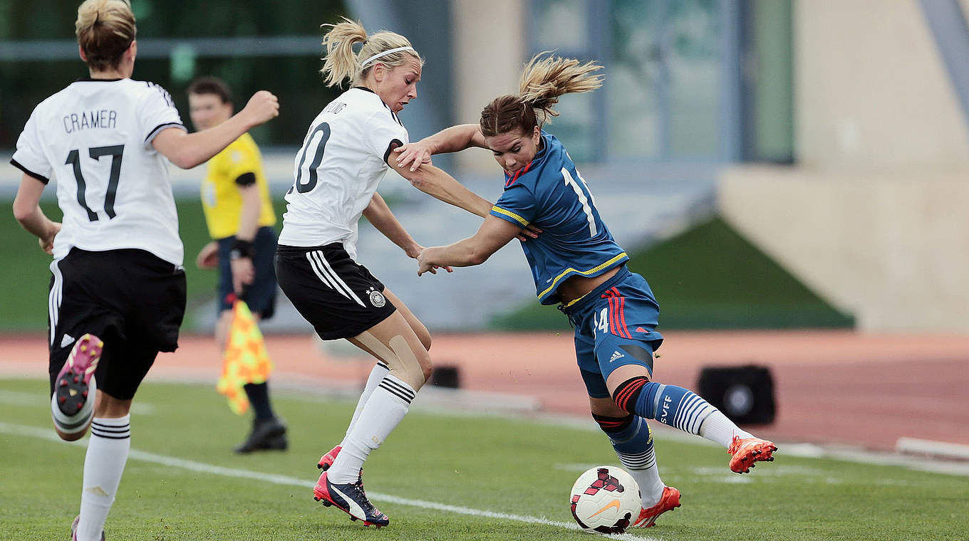 Zurück auf der Sechs: Lena Goeßling (M.) vom VfL Wolfsburg © 2015 Getty Images