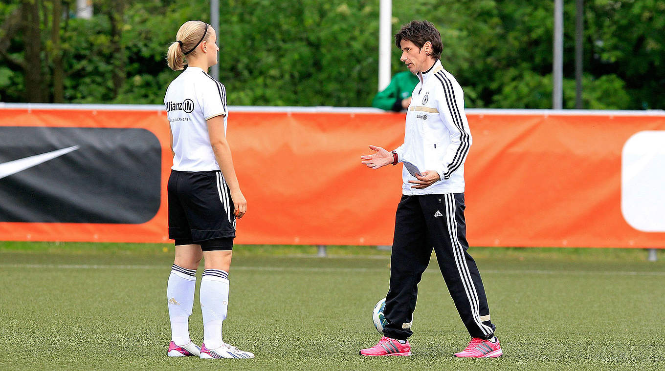 In Emsbüren gegen die Niederlande: die U 15-Juniorinnen um DFB-Trainerin Wiegmann (r.) © 2014 Getty Images