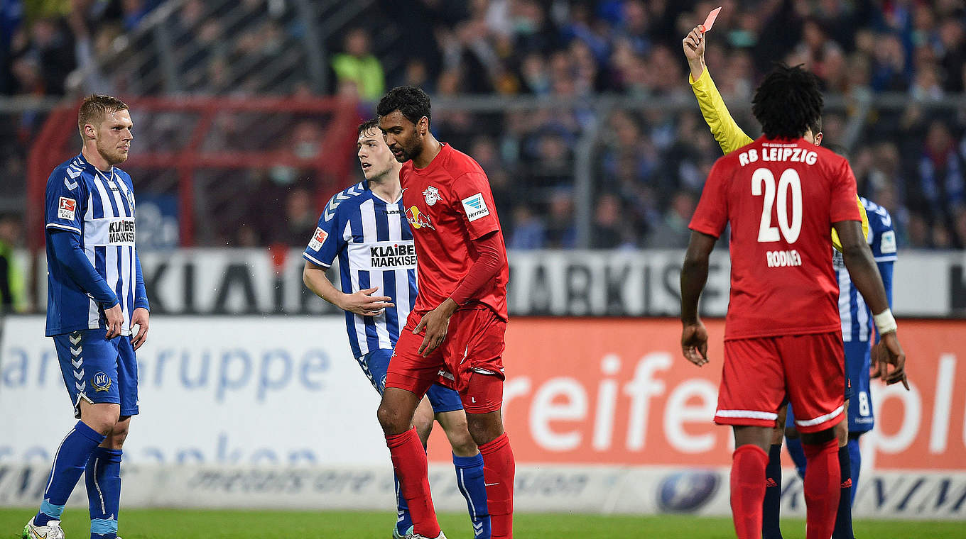 Zwangspause wegen unsportlichen Verhaltens: Marvin Compper von RB Leipzig (M.) © 2015 Getty Images
