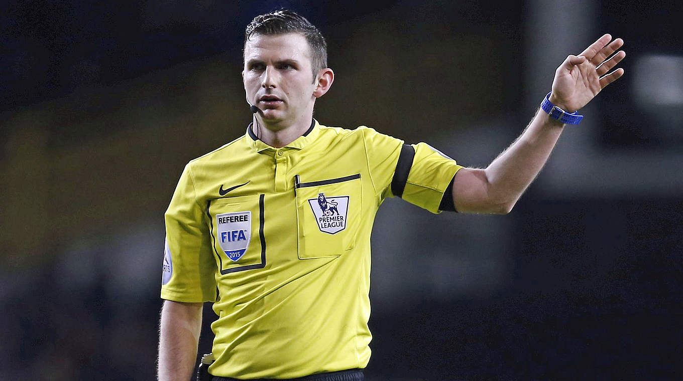 Leitet die Partie auf dem Betzenberg in Kaiserslautern: Referee Michael Oliver © 2015 Getty Images