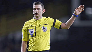 Leitet die Partie auf dem Betzenberg in Kaiserslautern: Referee Michael Oliver © 2015 Getty Images