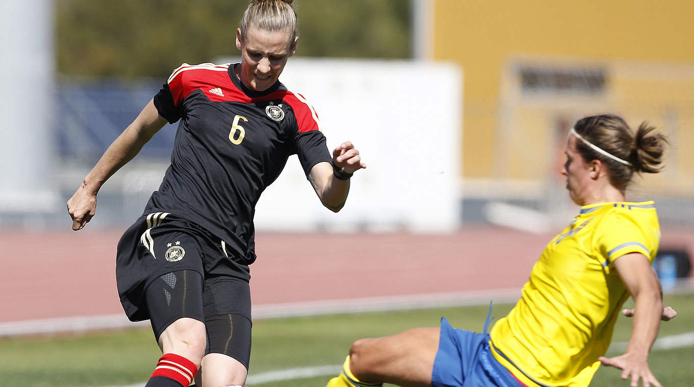 Simone Laudehr beats her opponent to the ball in Germany's 2-1 win over Sweden © JOSE MANUEL RIBEIRO/AFP/Getty Images