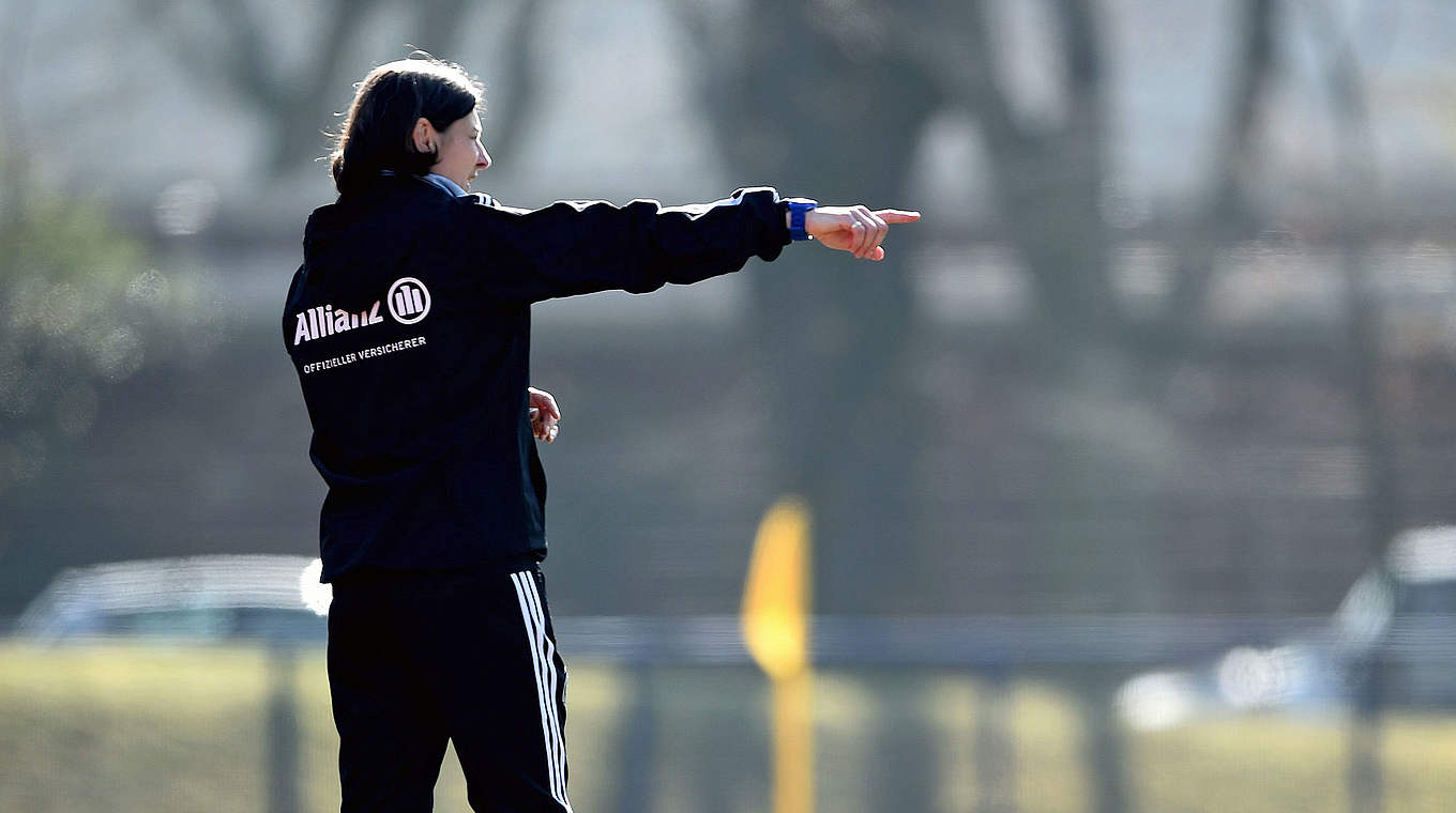 Da geht's nach Italien: DFB-Trainerin Anouschka Bernhard weist den Weg © 2015 Getty Images