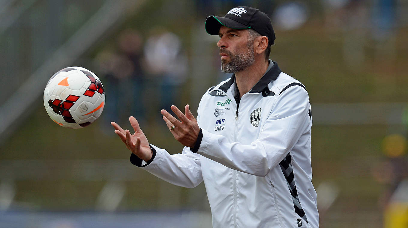 Niederlage mit Burghausen in Ingolstadt: Trainer Uwe Wolf © 2014 Getty Images