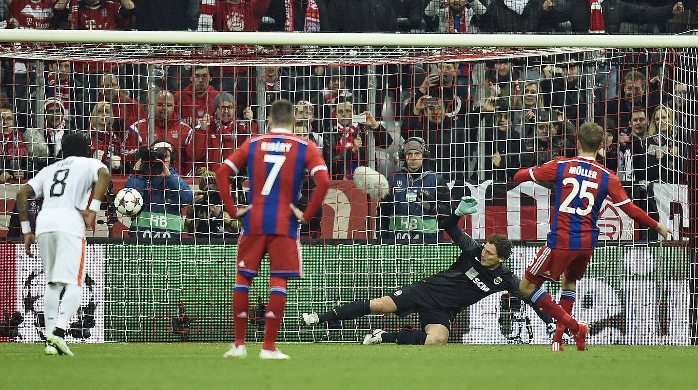 Der Türöffner: Müller macht das erste Tor - Bayern zieht ins Viertelfinale ein © AFP/Getty Images