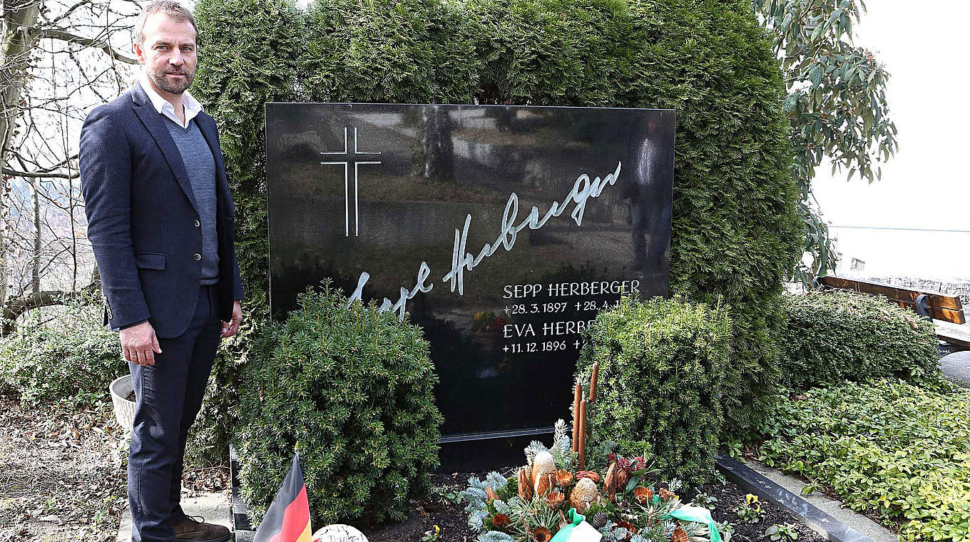 Auf dem Bergfriedhof: Flick besucht das Grab von Sepp und Eva Herberger © Carsten Kobow