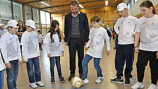 Sportparcours: Flick lässt mit den Kindern den Ball laufen © Carsten Kobow