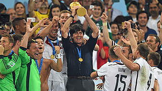 Auf dem Gipfel in Rio: Joachim Löw mit WM-Pokal am 13. Juli 2014 © 2014 Getty Images