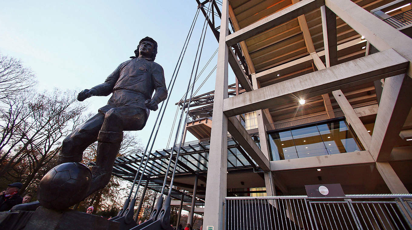 Vor dem Rhein-Energie-Stadion: eine Statue zur Ehren von Heinz Flohe © 2014 Getty Images