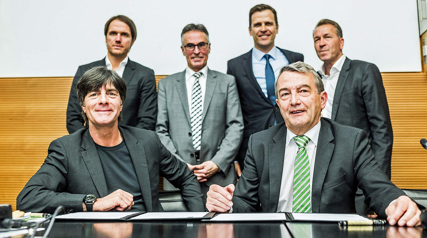 Contract extension: Löw with his team as well as Niersbach and Sandrock  © 2015 Getty Images