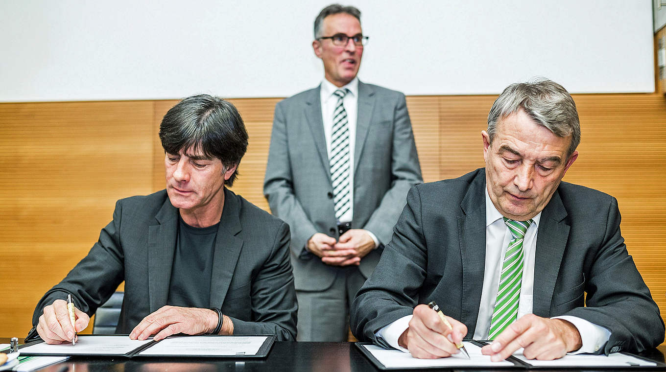 Unterschrift für eine gemeinsame Zukunft: Jogi Löw (l.) und Wolfgang Niersbach © 2015 Getty Images