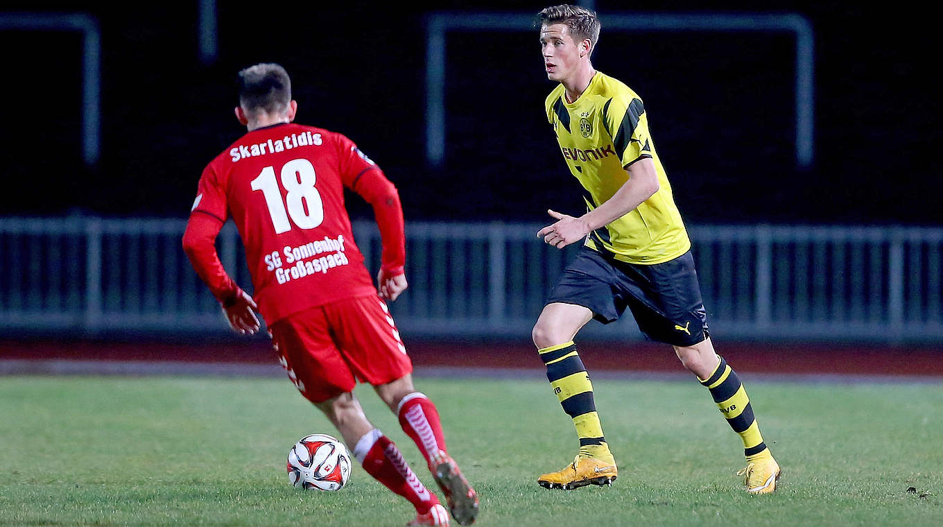 Niederlage gegen Sonnenhof Großaspach: Erik Durm im Zweikampf © 2015 Getty Images