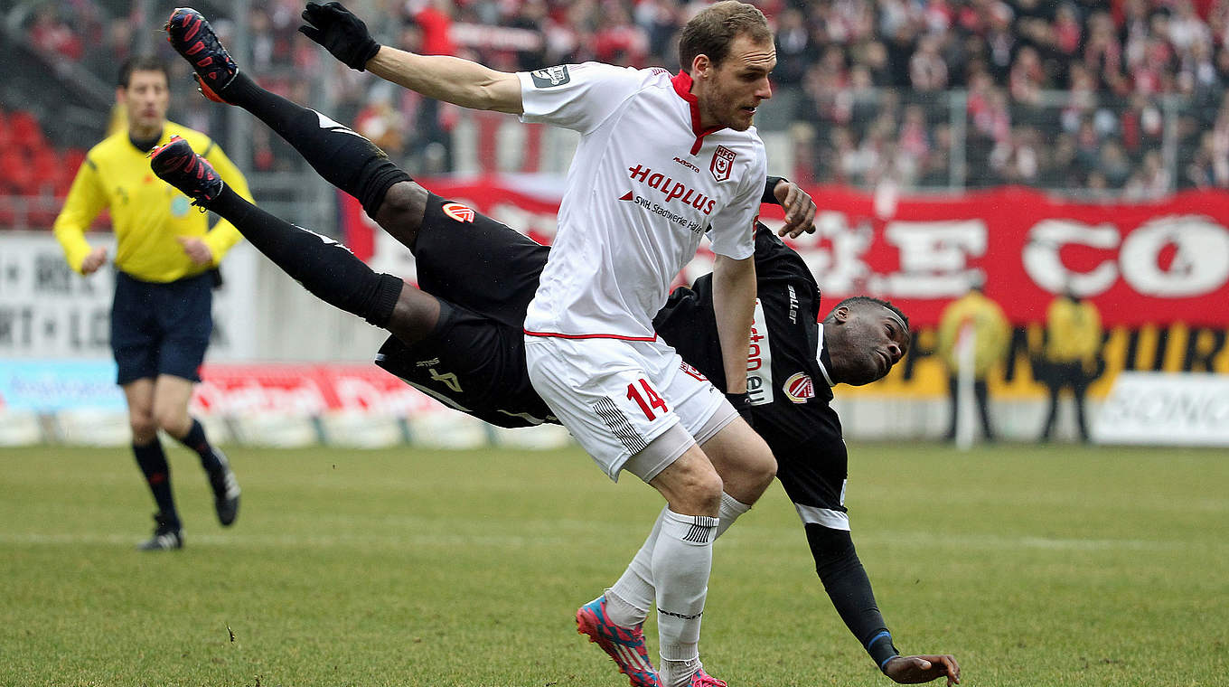 Voller Einsatz: Cédric Mimbala gegen Halles Timo Furuholm (v.) © 2015 Getty Images