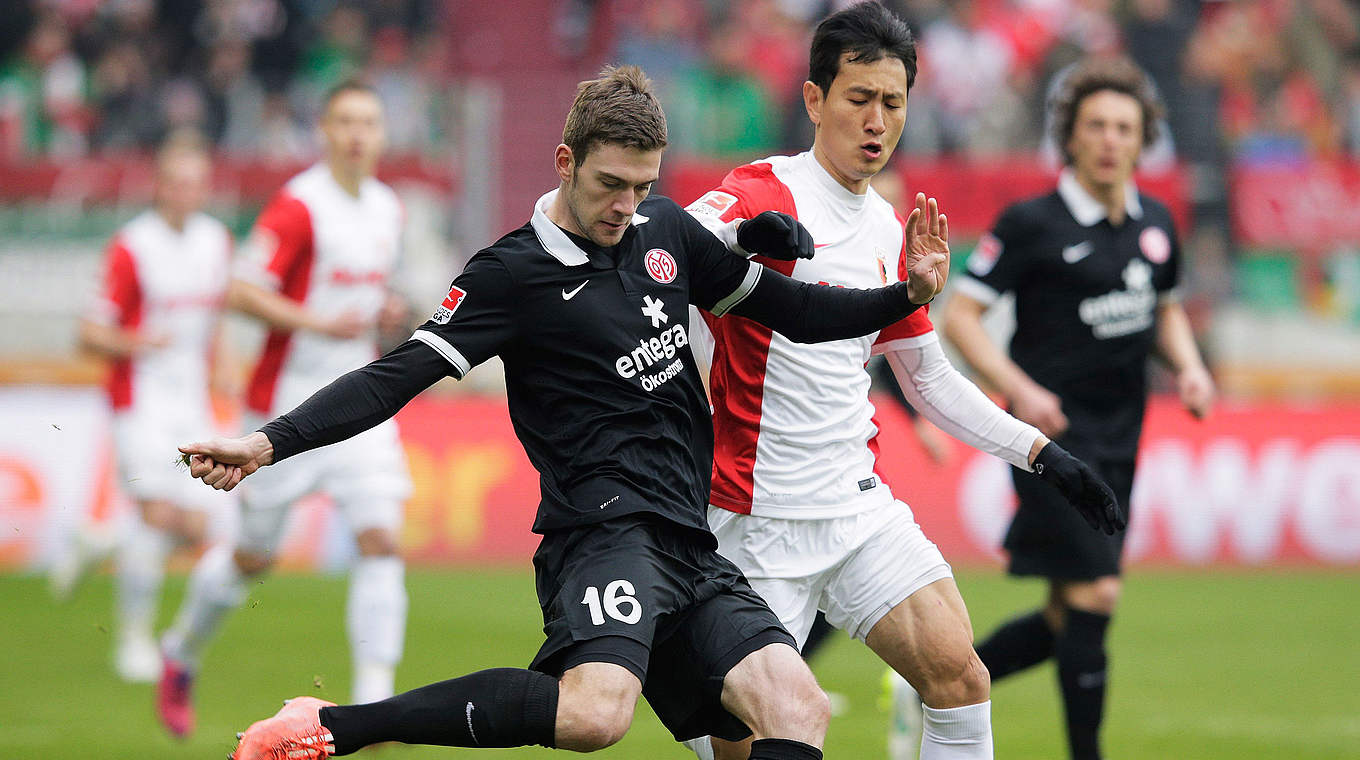 Einer der vielen Zweikämpfe in Augsburg: Stefan Bell (l.) gegen Dong Won Ji © 2015 Getty Images