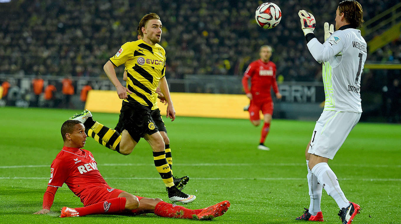 Lupfer gepflückt: Weltmeister Roman Weidenfeller (r.) vor Kölns Deyverson © 2015 Getty Images