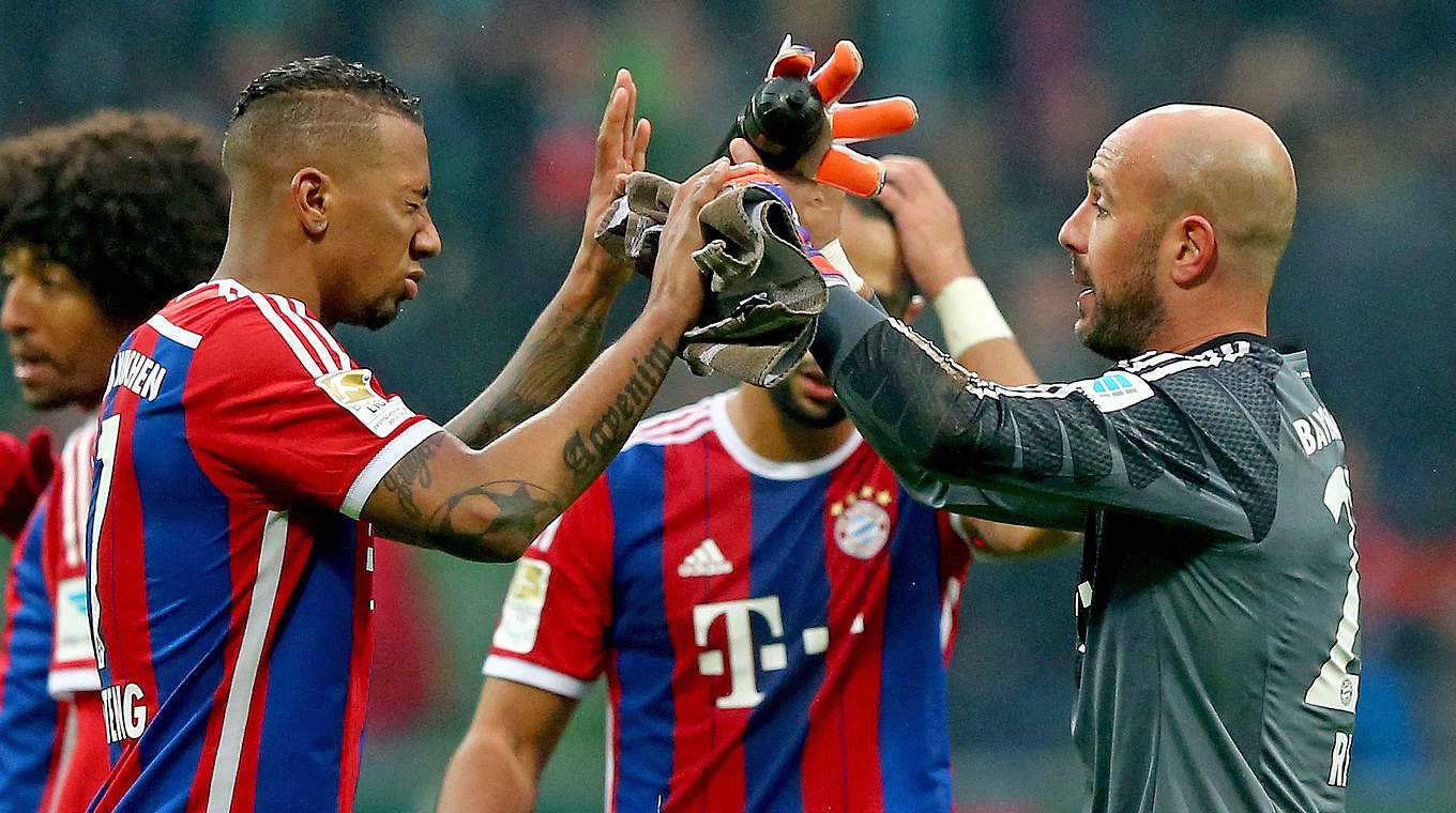 Erster spanischer Bundesliga-Torwart: Bayerns Pepe Reina (r.) mit Jerome Boateng © 2015 Getty Images