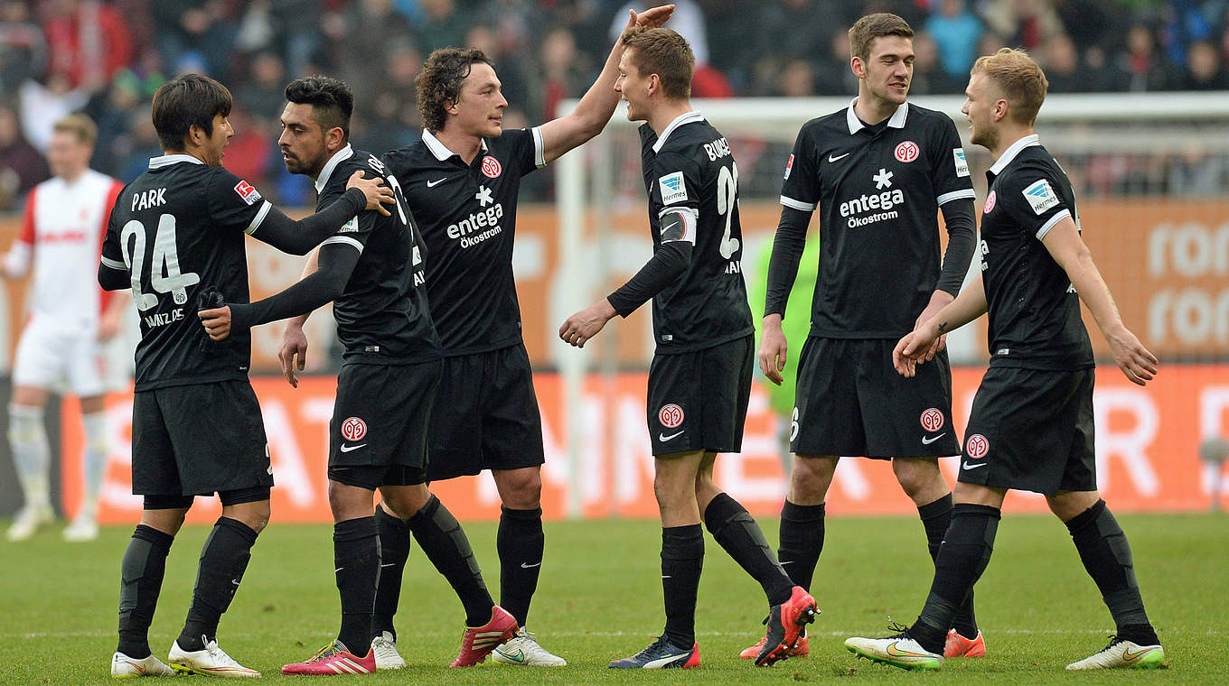 Mainz players celebrate after the 1-0 away triumph over FCA © AFP PHOTO /  CHRISTOF STACHE