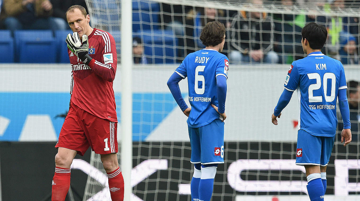 Muss eine Partie aussetzen: Hamburgs Keeper Jaroslav Drobny (l.) © 2015 Getty Images