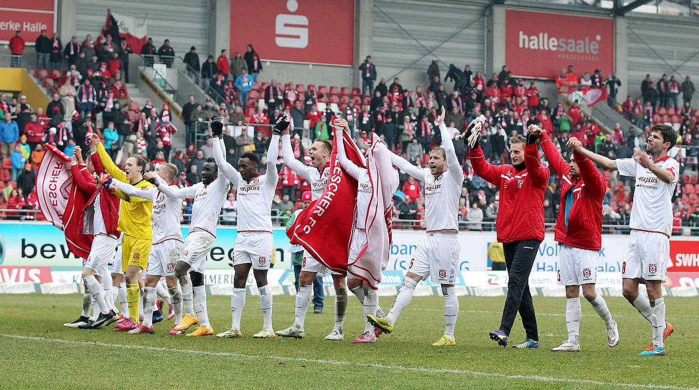 Zufriedene Fans im Stadion und vorm TV: Der Hallesche FC darf doppelt jubeln © imago/Picture Point