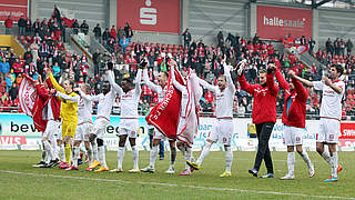 Zufriedene Fans im Stadion und vorm TV: Der Hallesche FC darf doppelt jubeln © imago/Picture Point