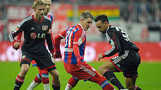 Duell am 31. Spieltag: Bayern mit Schweinsteiger (M.) gegen Bellarabi (r.) und Bayer © 2014 Getty Images