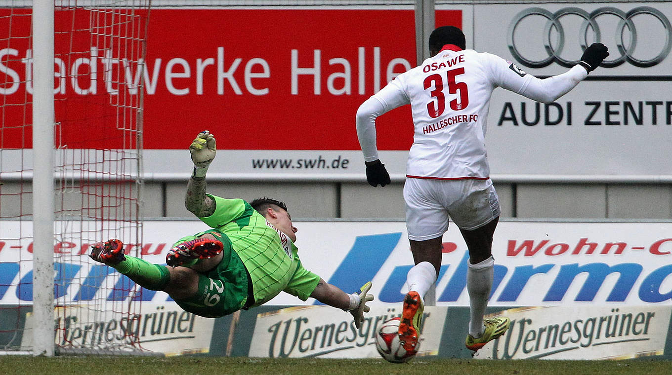 Tor: Osayamen Osawe überwindet Cottbus-Torhüter Kevin Müller zum 3:1-Endstand © 2015 Getty Images